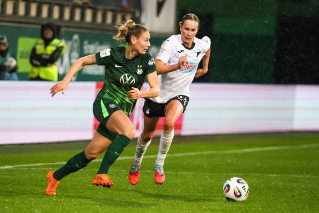 Wolfsburg, Deutschland 01. November 2025: 1. BL - Frauen - 2025 2026 - VfL Wolfsburg vs. TSG 1899 Hoffenheim Im Bild: v.li. im Zweikampf Sarai Linder (VfL) und Feli Delacauw (TSG) DFB regulations prohibit any use of photographs as image sequences and or quasi-video AOK Stadion Niedersachsen Copyright: xFotostandx xFantinix