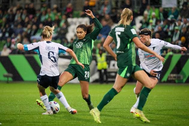 Wolfsburg, Deutschland 01. November 2025: 1. BL - Frauen - 2025 2026 - VfL Wolfsburg vs. TSG 1899 Hoffenheim Im Bild: v.li. im Zweikampf Vanessa Diehm (TSG) und Cora Zicai (VfL) DFB regulations prohibit any use of photographs as image sequences and or quasi-video AOK Stadion Niedersachsen Copyright: xFotostandx xFantinix
