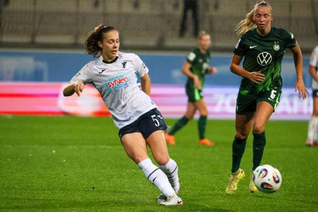 Wolfsburg, Deutschland 01. November 2025: 1. BL - Frauen - 2025 2026 - VfL Wolfsburg vs. TSG 1899 Hoffenheim Im Bild: v.li. Jamilla Rankin (TSG) und Ella Peddemors (VfL) DFB regulations prohibit any use of photographs as image sequences and or quasi-video AOK Stadion Niedersachsen Copyright: xFotostandx xFantinix
