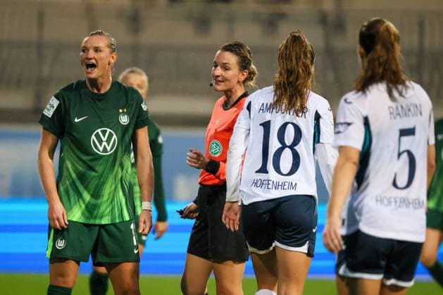 Wolfsburg, Deutschland 01. November 2025: 1. BL - Frauen - 2025 2026 - VfL Wolfsburg vs. TSG 1899 Hoffenheim Im Bild: v.li. Alexandra Popp (VfL) empört über die Belehrung von Schiedsrichterin Miriam Schwermer (Deutschland) DFB regulations prohibit any use of photographs as image sequences and or quasi-video AOK Stadion Niedersachsen Copyright: xFotostandx xFantinix