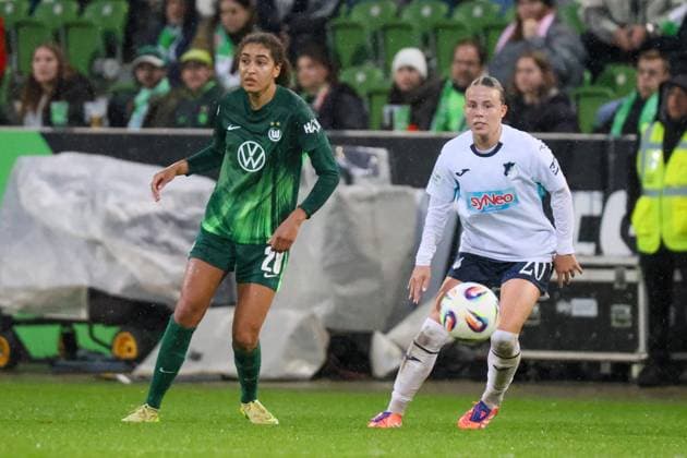 Wolfsburg, Deutschland 01. November 2025: 1. BL - Frauen - 2025 2026 - VfL Wolfsburg vs. TSG 1899 Hoffenheim Im Bild: v.li. Cora Zicai (VfL) und Laura Gloning (TSG) DFB regulations prohibit any use of photographs as image sequences and or quasi-video AOK Stadion Niedersachsen Copyright: xFotostandx xFantinix