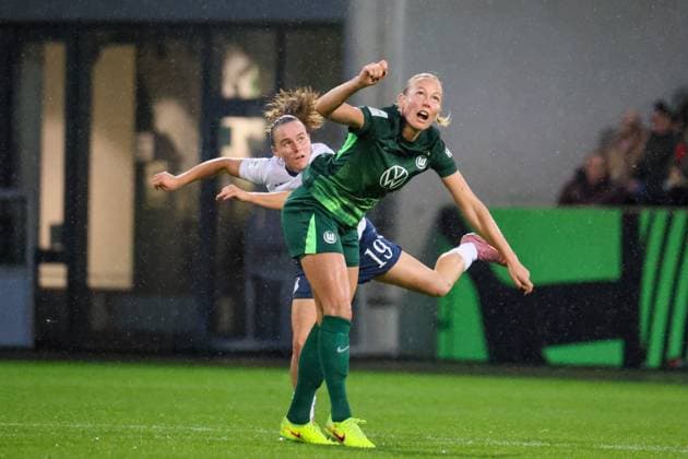 Wolfsburg, Deutschland 01. November 2025: 1. BL - Frauen - 2025 2026 - VfL Wolfsburg vs. TSG 1899 Hoffenheim Im Bild: v.li. im Zweikampf Marie Steiner (TSG) und Guro Bergsvand (VfL) DFB regulations prohibit any use of photographs as image sequences and or quasi-video AOK Stadion Niedersachsen Copyright: xFotostandx xFantinix