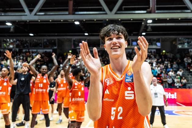 GER, easy-Credit Basketball-Bundesliga, Niners Chemnitz - Basketball Löwen Braunschweig. 01.11.2025, Messe, Chemnitz, GER, easy-Credit Basketball-Bundesliga, Niners Chemnitz - Basketball Löwen Braunschweig. Christopher Wahren (Niners Chemnitz, 52) jubelt Â Foto Alexander Trienitz Chemnitz Messe Sachsen Deutschland