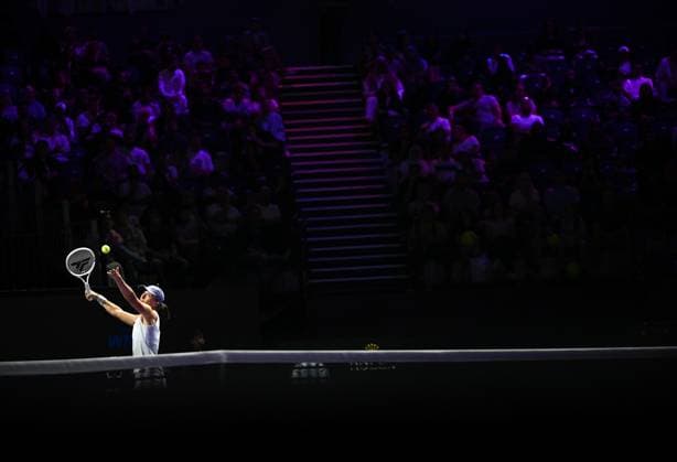 WTA, Tennis Damen Finals 2025 - Day One RIYADH, SAUDI ARABIA NOVEMBER 1, 2025: Iga Swiatek of Poland plays against Madison Keys of the United States during their group stage match on Day 1 of the 2025 WTA Finals at King Saud University Indoor Arena in Riyadh, Saudi Arabia, on November 1, 2025. Riyadh Saudi Arabia  Copyright: xSTRx originalFilename:str-wtafinal251101_np3DL.jpg