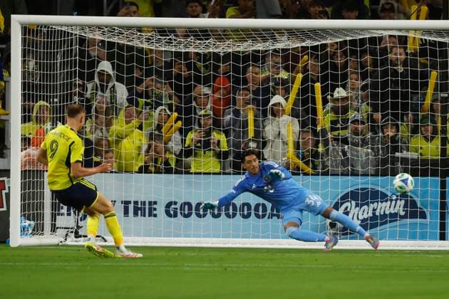 NASHVILLE, TN - NOVEMBER 01: Nashville SC forward Sam Surridge 9 scores on a penalty kick past Inter Miami goalkeeper Rocco R’os Novo 34 during a match between Nashville SC and Inter Miami, November 1, 2025, at GEODIS Park in Nashville, Tennessee. (Photo by Matthew Maxey Icon Sportswire) SOCCER: NOV 01 MLS, Fussball Herren, USA Cup Playoffs Nashville SC vs Inter Miami CF EDITORIAL USE ONLY Icon25110102