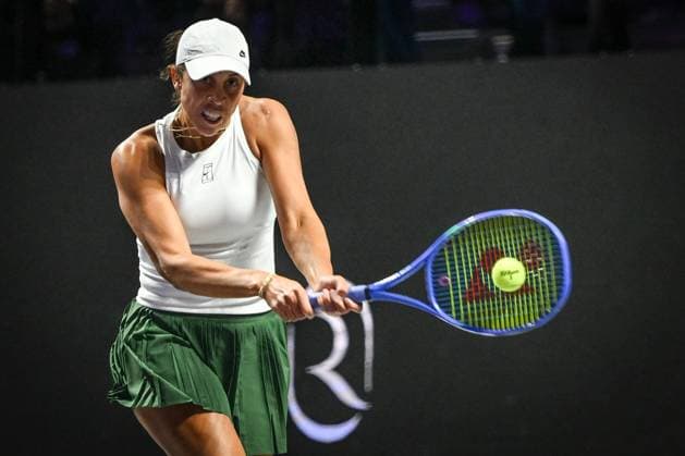 WTA, Tennis Damen Finals 2025 - Day One RIYADH, SAUDI ARABIA NOVEMBER 1, 2025: Madison Keys of the United States plays against Iga Swiatek of Poland during their group stage match on Day 1 of the 2025 WTA Finals at King Saud University Indoor Arena in Riyadh, Saudi Arabia, on November 1, 2025. Riyadh Saudi Arabia  Copyright: xSTRx originalFilename:str-wtafinal251101_npAli.jpg