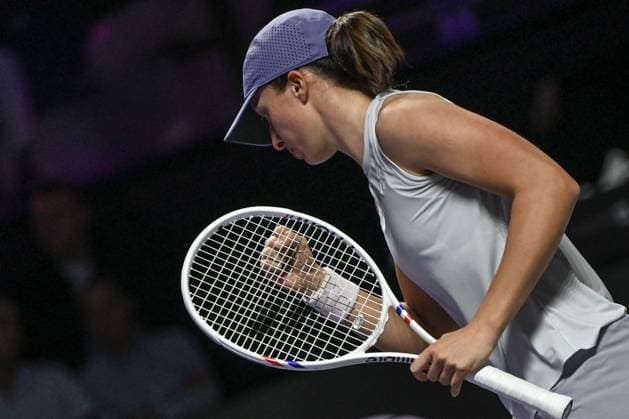 WTA, Tennis Damen Finals 2025 - Day One RIYADH, SAUDI ARABIA NOVEMBER 1, 2025: Iga Swiatek of Poland plays against Madison Keys of the United States during their group stage match on Day 1 of the 2025 WTA Finals at King Saud University Indoor Arena in Riyadh, Saudi Arabia, on November 1, 2025. Riyadh Saudi Arabia  Copyright: xSTRx originalFilename:str-wtafinal251101_np53e.jpg