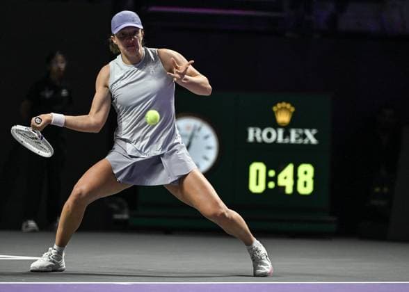 WTA, Tennis Damen Finals 2025 - Day One RIYADH, SAUDI ARABIA NOVEMBER 1, 2025: Iga Swiatek of Poland plays against Madison Keys of the United States during their group stage match on Day 1 of the 2025 WTA Finals at King Saud University Indoor Arena in Riyadh, Saudi Arabia, on November 1, 2025. Riyadh Saudi Arabia  Copyright: xSTRx originalFilename:str-wtafinal251101_npAzY.jpg