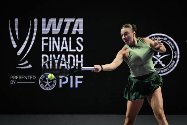 WTA, Tennis Damen Finals 2025 - Day One RIYADH, SAUDI ARABIA NOVEMBER 1, 2025: Amanda Anisimova of the United States plays against Elena Rybakina of Kazakhstan during their group stage match on Day 1 of the 2025 WTA Finals at King Saud University Indoor Arena in Riyadh, Saudi Arabia, on November 1, 2025. Riyadh Saudi Arabia  Copyright: xSTRx originalFilename:str-wtafinal251101_np7Tj.jpg