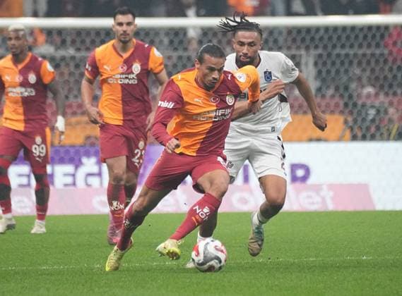 ISTANBUL, TURKEY - NOVEMBER 1: Leroy Sane (L) of Galatasaray and Tim Jabol Folcarelli of Trabzonspor battle for the ball during the Trendyol Turkish Super League match between Galatasaray SK and Trabzonspor at Rams Park Stadium on November 1, 2025 in Istanbul, Turkey. Istanbul Turkey Copyright: xSeskimphotox GSaray-Trabzon-011125 (7)