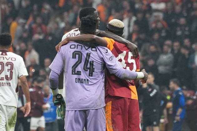 ISTANBUL, TURKEY - NOVEMBER 1: Victor Osimhen (R) of Galatasaray and Paul Onuachu and Goalkeeper Andre Onana of Trabzonspor during the Trendyol Turkish Super League match between Galatasaray SK and Trabzonspor at Rams Park Stadium on November 1, 2025 in Istanbul, Turkey. Istanbul Turkey Copyright: xSeskimphotox GSaray-Trabzon-011125 (38)