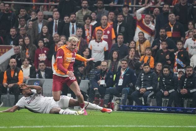 ISTANBUL, TURKEY - NOVEMBER 1: Baris Alper Yilmaz (R) of Galatasaray and Rayyan Baniya (L) of Trabzonspor battle for the ball during the Trendyol Turkish Super League match between Galatasaray SK and Trabzonspor at Rams Park Stadium on November 1, 2025 in Istanbul, Turkey. Istanbul Turkey Copyright: xSeskimphotox GSaray-Trabzon-011125 (78)