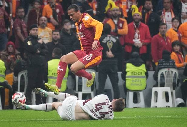 ISTANBUL, TURKEY - NOVEMBER 1: Leroy Sane of Galatasaray and Arsenii Batagov of Trabzonspor battle for the ball during the Trendyol Turkish Super League match between Galatasaray SK and Trabzonspor at Rams Park Stadium on November 1, 2025 in Istanbul, Turkey. Istanbul Turkey Copyright: xSeskimphotox GSaray-Trabzon-011125 (95)
