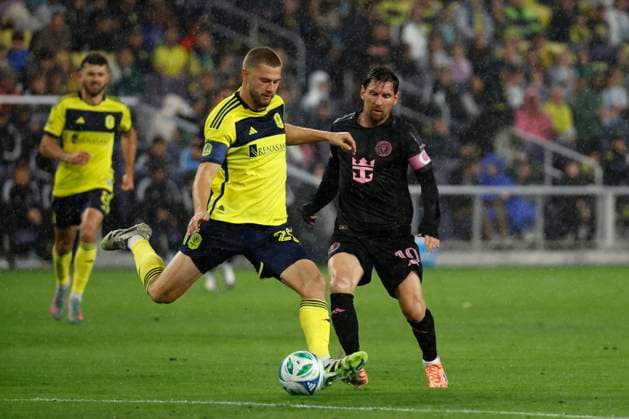 NASHVILLE, TN - NOVEMBER 01: Nashville SC defender Walker Zimmerman 25 clears the ball in front of Inter Miami forward Lionel Messi 10 during a match between Nashville SC and Inter Miami, November 1, 2025, at GEODIS Park in Nashville, Tennessee. (Photo by Matthew Maxey Icon Sportswire) SOCCER: NOV 01 MLS, Fussball Herren, USA Cup Playoffs Nashville SC vs Inter Miami CF EDITORIAL USE ONLY Icon25110115