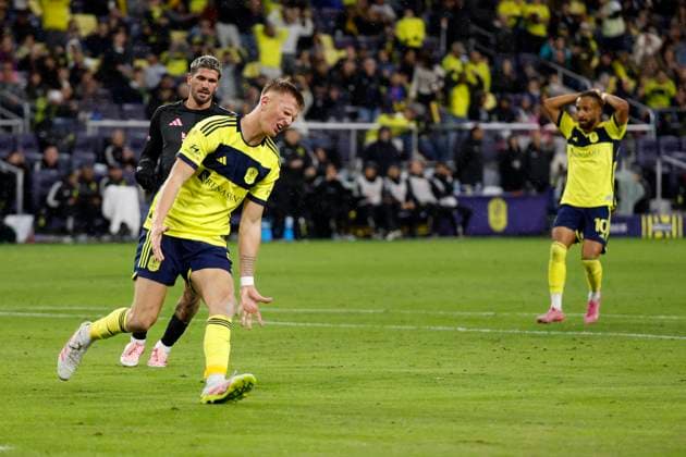 NASHVILLE, TN - NOVEMBER 01: Nashville SC forward Sam Surridge 9 reacts after a missed shot during a match between Nashville SC and Inter Miami, November 1, 2025, at GEODIS Park in Nashville, Tennessee. (Photo by Matthew Maxey Icon Sportswire) SOCCER: NOV 01 MLS, Fussball Herren, USA Cup Playoffs Nashville SC vs Inter Miami CF EDITORIAL USE ONLY Icon25110116