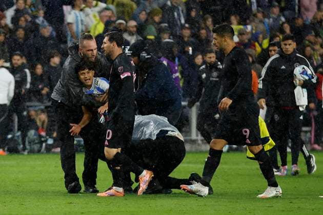 NASHVILLE, TN - NOVEMBER 01: Inter Miami forward Lionel Messi 10 walks pas as a fan is carried off the field after rushing the playing surface following a match between Nashville SC and Inter Miami, November 1, 2025, at GEODIS Park in Nashville, Tennessee. (Photo by Matthew Maxey Icon Sportswire) SOCCER: NOV 01 MLS, Fussball Herren, USA Cup Playoffs Nashville SC vs Inter Miami CF EDITORIAL USE ONLY Icon25110128