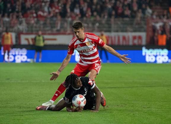 Fußball, Herren, Saison 2025 2026, 1. Bundesliga (9. Spieltag), 1. FC Union Berlin - SC Freiburg (0:0), Janik Haberer (oben 1. FC Union Berlin), Johan Manzambi (Freiburg), 01.11.2025, Copyright: xMatthiasxKochx
