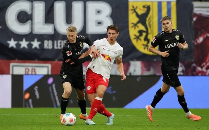 GER, 1.Bundesliga, RB Leipzig - VfB Stuttgart 01.11.2025, Leipzig, Red Bull Arena, GER, Saison 2025 2026, 1.Bundesliga, 09.Spieltag, RasenBallsport Leipzig vs VfB Stuttgart im Bild Willi Orban (Leipzig) gegen Chris Fuehrich (Stuttgart) DFL regulations prohibit any use of photographs as image sequences and or quasi-video