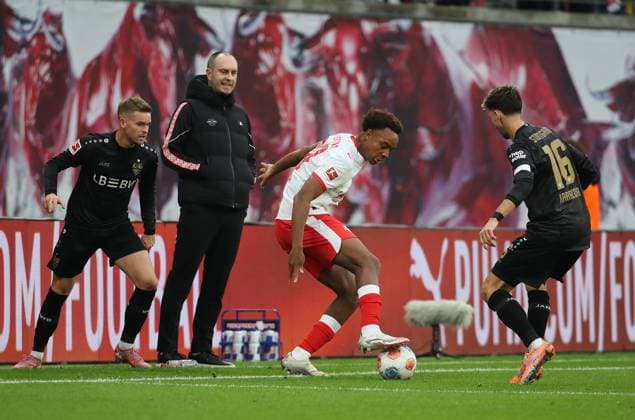 GER, 1.Bundesliga, RB Leipzig - VfB Stuttgart 01.11.2025, Leipzig, Red Bull Arena, GER, Saison 2025 2026, 1.Bundesliga, 09.Spieltag, RasenBallsport Leipzig vs VfB Stuttgart im Bild Forzan Assan Ouedraogo (Leipzig) am Ball, Trainer Ole Werner (Leipzig) sieht zufrieden zu DFL regulations prohibit any use of photographs as image sequences and or quasi-video