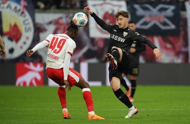 GER, 1.Bundesliga, RB Leipzig - VfB Stuttgart 01.11.2025, Leipzig, Red Bull Arena, GER, Saison 2025 2026, 1.Bundesliga, 09.Spieltag, RasenBallsport Leipzig vs VfB Stuttgart im Bild Yan Diomande (Leipzig) gegen Angelo Stiller (Stuttgart) DFL regulations prohibit any use of photographs as image sequences and or quasi-video