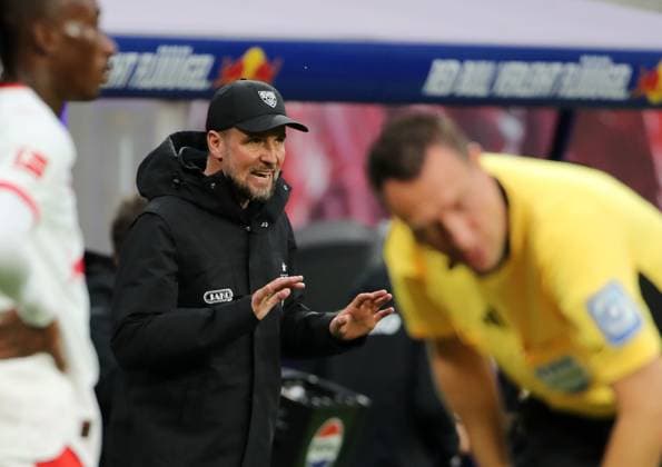 GER, 1.Bundesliga, RB Leipzig - VfB Stuttgart 01.11.2025, Leipzig, Red Bull Arena, GER, Saison 2025 2026, 1.Bundesliga, 09.Spieltag, RasenBallsport Leipzig vs VfB Stuttgart im Bild Trainer Sebastian Hoeness (Stuttgart) DFL regulations prohibit any use of photographs as image sequences and or quasi-video