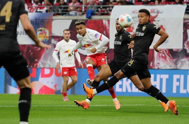 GER, 1.Bundesliga, RB Leipzig - VfB Stuttgart 01.11.2025, Leipzig, Red Bull Arena, GER, Saison 2025 2026, 1.Bundesliga, 09.Spieltag, RasenBallsport Leipzig vs VfB Stuttgart im Bild Antonio Eromonsele Nusa (Leipzig) gegen Josha Vagnoman und Luca Jaquez (Stuttgart) DFL regulations prohibit any use of photographs as image sequences and or quasi-video