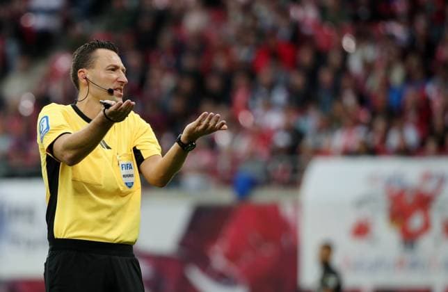 GER, 1.Bundesliga, RB Leipzig - VfB Stuttgart 01.11.2025, Leipzig, Red Bull Arena, GER, Saison 2025 2026, 1.Bundesliga, 09.Spieltag, RasenBallsport Leipzig vs VfB Stuttgart im Bild Schiedsrichter Sven Jablonski DFL regulations prohibit any use of photographs as image sequences and or quasi-video