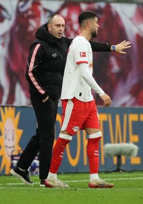 GER, 1.Bundesliga, RB Leipzig - VfB Stuttgart 01.11.2025, Leipzig, Red Bull Arena, GER, Saison 2025 2026, 1.Bundesliga, 09.Spieltag, RasenBallsport Leipzig vs VfB Stuttgart im Bild Trainer Ole Werner im Gespraech mit Romulo Jose Cardoso Da Cruz (Leipzig) DFL regulations prohibit any use of photographs as image sequences and or quasi-video