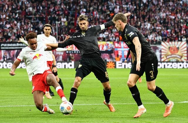 GER, 1.Bundesliga, RB Leipzig - VfB Stuttgart 01.11.2025, Leipzig, Red Bull Arena, GER, Saison 2025 2026, 1.Bundesliga, 09.Spieltag, RasenBallsport Leipzig vs VfB Stuttgart im Bild Forzan Assan Ouedraogo (Leipzig) gegen Atakan Karazor und Ramon Hendriks (Stuttgart) DFL regulations prohibit any use of photographs as image sequences and or quasi-video