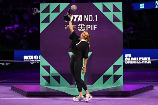 (251102) -- RIYADH, Nov. 2, 2025 -- Aryna Sabalenka of Belarus celebrates with her WTA, Tennis Damen No.1 trophy for finishing as the world ranking leader at WTA Finals tennis tournament in Riyadh, Saudi Arabia, Nov. 1, 2025. ) (SP)SAUDI ARABIA-RIYADH-TENNIS-WTA FINALS-SABALENKA LuoxChen 