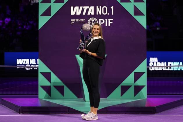 (251102) -- RIYADH, Nov. 2, 2025 -- Aryna Sabalenka of Belarus celebrates with her WTA, Tennis Damen No.1 trophy for finishing as the world ranking leader at WTA Finals tennis tournament in Riyadh, Saudi Arabia, Nov. 1, 2025. ) (SP)SAUDI ARABIA-RIYADH-TENNIS-WTA FINALS-SABALENKA LuoxChen 