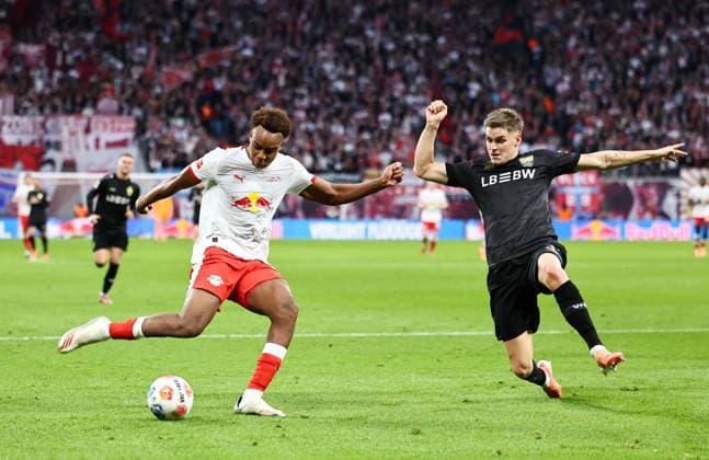 GER, 1.Bundesliga, RB Leipzig - VfB Stuttgart 01.11.2025, Leipzig, Red Bull Arena, GER, Saison 2025 2026, 1.Bundesliga, 09.Spieltag, RasenBallsport Leipzig vs VfB Stuttgart im Bild Forzan Assan Ouedraogo (Leipzig) gegen Ramon Hendriks (Stuttgart) DFL regulations prohibit any use of photographs as image sequences and or quasi-video