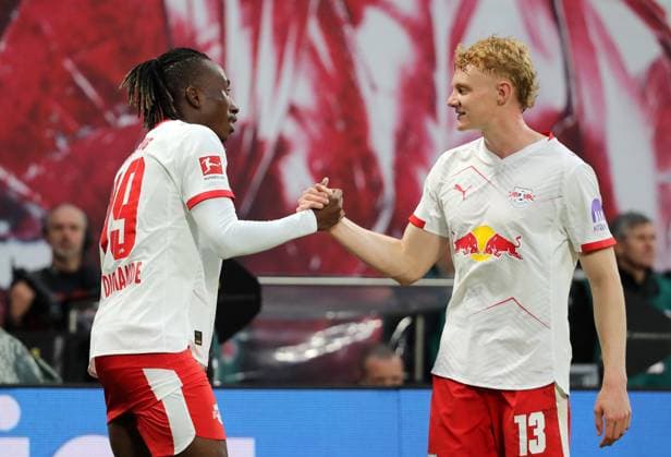 GER, 1.Bundesliga, RB Leipzig - VfB Stuttgart 01.11.2025, Leipzig, Red Bull Arena, GER, Saison 2025 2026, 1.Bundesliga, 09.Spieltag, RasenBallsport Leipzig vs VfB Stuttgart im Bild Yan Diomande und Nicolas Seiwald (Leipzig) nach dem Tor zum 1:0 - Torjubel DFL regulations prohibit any use of photographs as image sequences and or quasi-video
