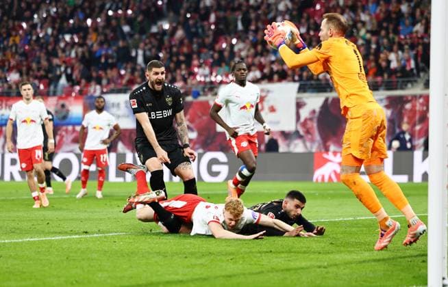 GER, 1.Bundesliga, RB Leipzig - VfB Stuttgart 01.11.2025, Leipzig, Red Bull Arena, GER, Saison 2025 2026, 1.Bundesliga, 09.Spieltag, RasenBallsport Leipzig vs VfB Stuttgart im Bild Torwart Peter Gulacsi (Leipzig) haelt, Nicolas Seiwald (Leipzig) und Deniz Undav (Stuttgart) am Boden DFL regulations prohibit any use of photographs as image sequences and or quasi-video