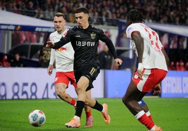 GER, 1.Bundesliga, RB Leipzig - VfB Stuttgart 01.11.2025, Leipzig, Red Bull Arena, GER, Saison 2025 2026, 1.Bundesliga, 09.Spieltag, RasenBallsport Leipzig vs VfB Stuttgart im Bild Bilal El Khannouss (Stuttgart) am Ball DFL regulations prohibit any use of photographs as image sequences and or quasi-video