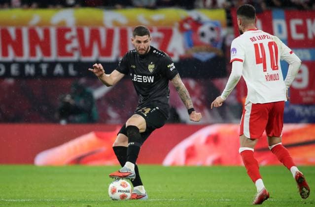 GER, 1.Bundesliga, RB Leipzig - VfB Stuttgart 01.11.2025, Leipzig, Red Bull Arena, GER, Saison 2025 2026, 1.Bundesliga, 09.Spieltag, RasenBallsport Leipzig vs VfB Stuttgart im Bild Jeff Chabot (Stuttgart) DFL regulations prohibit any use of photographs as image sequences and or quasi-video