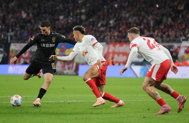 GER, 1.Bundesliga, RB Leipzig - VfB Stuttgart 01.11.2025, Leipzig, Red Bull Arena, GER, Saison 2025 2026, 1.Bundesliga, 09.Spieltag, RasenBallsport Leipzig vs VfB Stuttgart im Bild Antonio Eromonsele Nusa (Leipzig) gegen Bilal El Khannouss (Stuttgart) DFL regulations prohibit any use of photographs as image sequences and or quasi-video