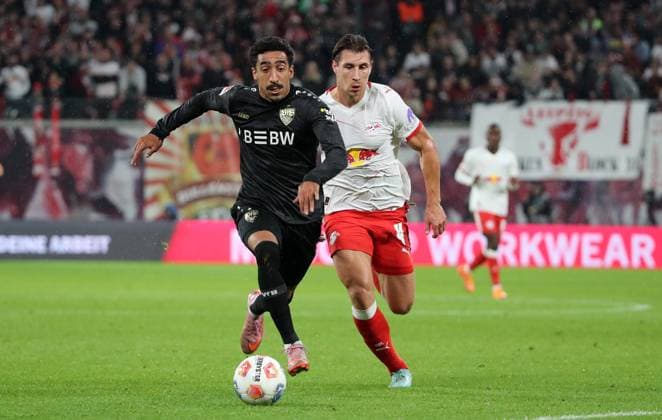 GER, 1.Bundesliga, RB Leipzig - VfB Stuttgart 01.11.2025, Leipzig, Red Bull Arena, GER, Saison 2025 2026, 1.Bundesliga, 09.Spieltag, RasenBallsport Leipzig vs VfB Stuttgart im Bild Willi Orban (Leipzig) gegen Tiago Tomas (Stuttgart) DFL regulations prohibit any use of photographs as image sequences and or quasi-video
