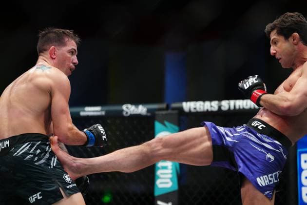 November 1, 2025, Las Vegas, Nv, Las Vegas, Nv, United States: Allan Nascimento and Cody Durden meet in the octagon for a 3-round bout at UFC Apex for UFC Fight Night - Garcia vs Onama on November 1, 2025 in Las Vegas, NV, United States. ( PxImages) Las Vegas, Nv United States - ZUMAp175 20251101_zsa_p175_022 Copyright: xLouisxGrassex