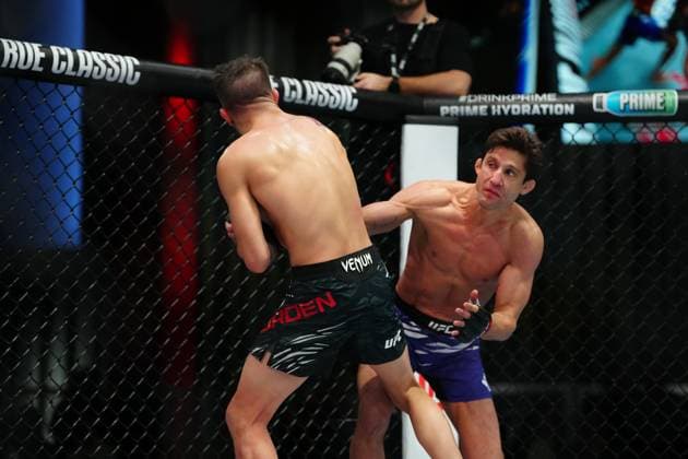 November 1, 2025, Las Vegas, Nv, Las Vegas, Nv, United States: Allan Nascimento and Cody Durden meet in the octagon for a 3-round bout at UFC Apex for UFC Fight Night - Garcia vs Onama on November 1, 2025 in Las Vegas, NV, United States. ( PxImages) Las Vegas, Nv United States - ZUMAp175 20251101_zsa_p175_023 Copyright: xLouisxGrassex