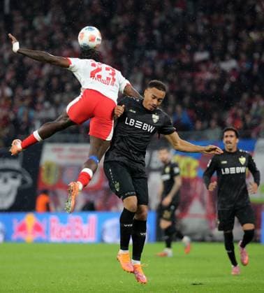 GER, 1.Bundesliga, RB Leipzig - VfB Stuttgart 01.11.2025, Leipzig, Red Bull Arena, GER, Saison 2025 2026, 1.Bundesliga, 09.Spieltag, RasenBallsport Leipzig vs VfB Stuttgart im Bild Castello Lukeba (Leipzig) gegen Jamie Leweling (Stuttgart) DFL regulations prohibit any use of photographs as image sequences and or quasi-video