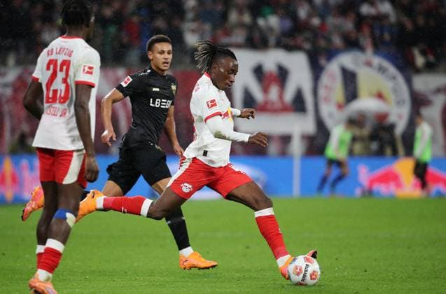 GER, 1.Bundesliga, RB Leipzig - VfB Stuttgart 01.11.2025, Leipzig, Red Bull Arena, GER, Saison 2025 2026, 1.Bundesliga, 09.Spieltag, RasenBallsport Leipzig vs VfB Stuttgart im Bild Yan Diomande (Leipzig) am Ball DFL regulations prohibit any use of photographs as image sequences and or quasi-video