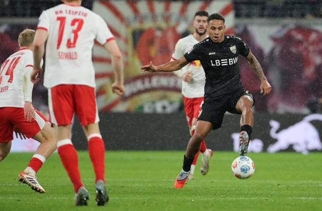 GER, 1.Bundesliga, RB Leipzig - VfB Stuttgart 01.11.2025, Leipzig, Red Bull Arena, GER, Saison 2025 2026, 1.Bundesliga, 09.Spieltag, RasenBallsport Leipzig vs VfB Stuttgart im Bild Nikolas Nartey (Stuttgart) am Ball DFL regulations prohibit any use of photographs as image sequences and or quasi-video