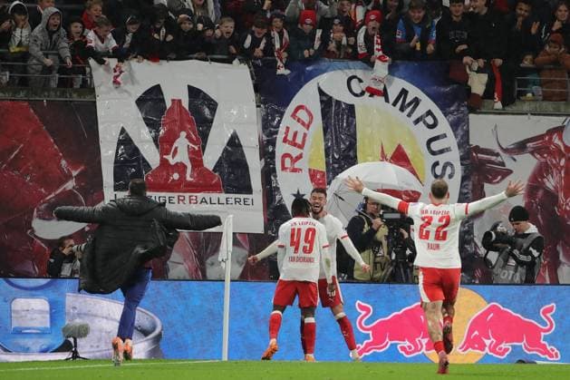 GER, 1.Bundesliga, RB Leipzig - VfB Stuttgart 01.11.2025, Leipzig, Red Bull Arena, GER, Saison 2025 2026, 1.Bundesliga, 09.Spieltag, RasenBallsport Leipzig vs VfB Stuttgart im Bild Torjubel Leipzig nach dem Tor zum 3:1 durch Romulo Jose Cardoso Da Cruz (Leipzig) DFL regulations prohibit any use of photographs as image sequences and or quasi-video