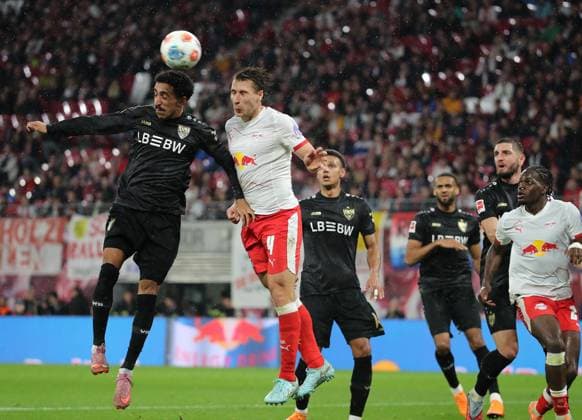 GER, 1.Bundesliga, RB Leipzig - VfB Stuttgart 01.11.2025, Leipzig, Red Bull Arena, GER, Saison 2025 2026, 1.Bundesliga, 09.Spieltag, RasenBallsport Leipzig vs VfB Stuttgart im Bild Willi Orban (Leipzig) gegen Tiago Tomas (Stuttgart) DFL regulations prohibit any use of photographs as image sequences and or quasi-video