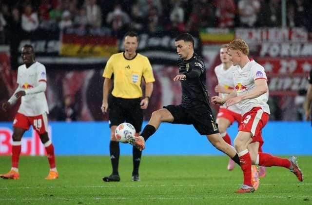 GER, 1.Bundesliga, RB Leipzig - VfB Stuttgart 01.11.2025, Leipzig, Red Bull Arena, GER, Saison 2025 2026, 1.Bundesliga, 09.Spieltag, RasenBallsport Leipzig vs VfB Stuttgart im Bild Nicolas Seiwald (Leipzig) gegen Bilal El Khannouss (Stuttgart) DFL regulations prohibit any use of photographs as image sequences and or quasi-video