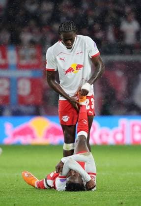 GER, 1.Bundesliga, RB Leipzig - VfB Stuttgart 01.11.2025, Leipzig, Red Bull Arena, GER, Saison 2025 2026, 1.Bundesliga, 09.Spieltag, RasenBallsport Leipzig vs VfB Stuttgart im Bild Castello Lukeba hilft Yan Diomande (Leipzig) bei einem Krampf DFL regulations prohibit any use of photographs as image sequences and or quasi-video