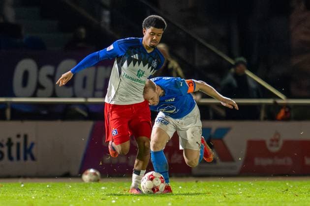 Fussball, Regionalliga Nord, BW Lohne - Hamburger SV II , 17. Spieltag, Spielzeit 2025 2026, 1.11.2025 Leonardo Posadas (Hamburger SV II 6) mit Thorsten Tönnies (Blau-Weiss Lohne 21) , Lohne Heinz-Dettmer-Stadion Niedersachsen Deutschland