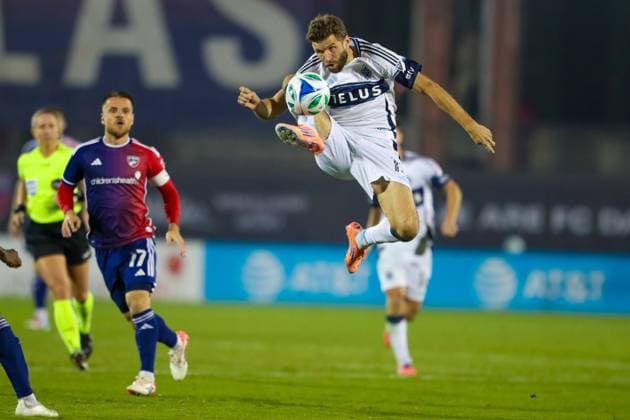 November 1, 2025, Frisco, Texas, USA: VancouverÃ¢â‚¬â ¢s THOMAS MULLER (6) leaps to kick the ball in the second half of game 2 in their playoff series against FC Dallas on Saturday at Toyota Stadium in Frisco on Saturday. In the background is FC Dallas (C) RAMIRO. Frisco USA - ZUMAm257 20251101_zsp_m257_024 Copyright: xBrianxMcLeanx