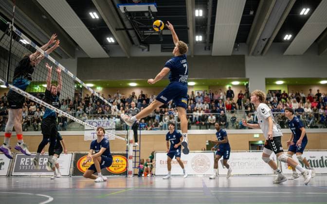 Volleyball, Saison 2025 2026, 2. Bundesliga Nord, 01.11.2025, 06. Spieltag, Herren, TuB Bocholt (blau) vs. Muenster Volleys (schwarz) v.l.: Tim Wahl (Muenster Volleys), Moritz Lembeck (Muenster Volleys), Tom Doerpinghaus (TuB Bocholt), Luis Kubo (TuB Bocholt, am Ball), Lukas Salimi (TuB Bocholt), Rudy Schneider (TuB Bocholt), Tom-Luca Schluse (Libero TuB Bocholt), Joke Johannig (TuB Bocholt), Bocholt Sporthalle West Nordrhein-Westfalen Deutschland